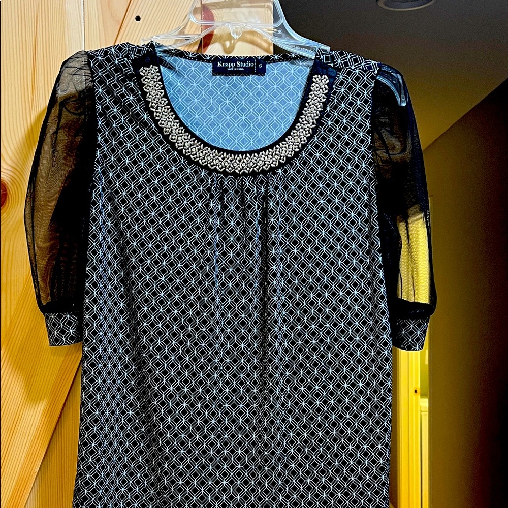 Knapp studio ladies black and white pattern top size small /embellishments